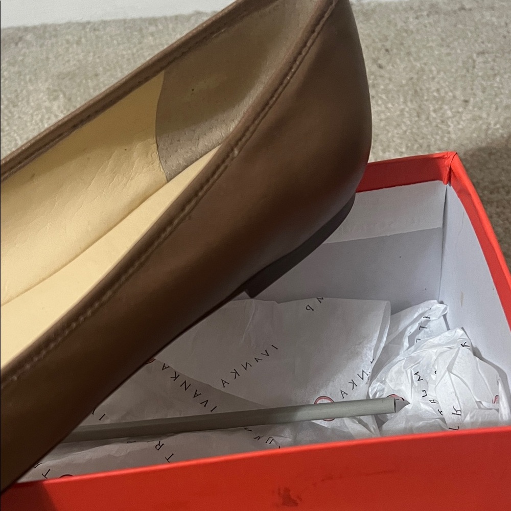 Ivanka Trump Brown Flats with Bow Accent - Picture 2 of 6